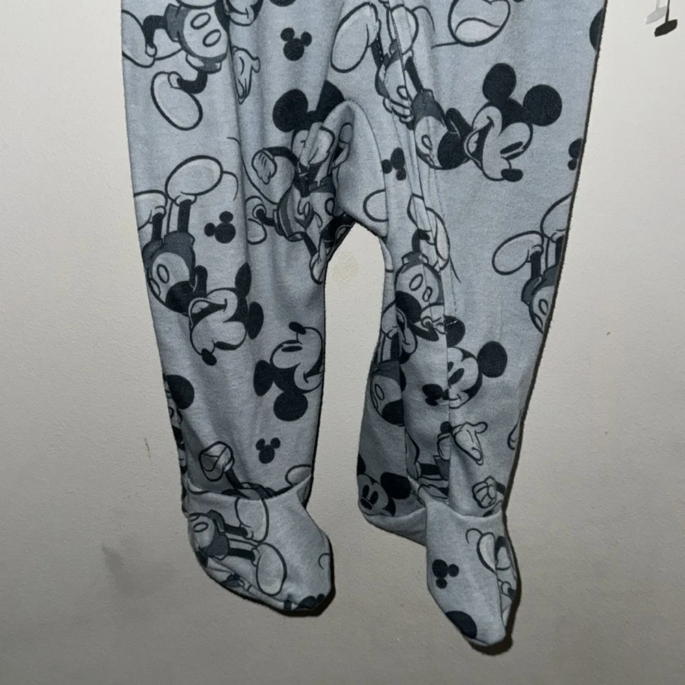 DISNEY BABY ONESIE WITH HAT SIZE 3 TO 6 MONTHS